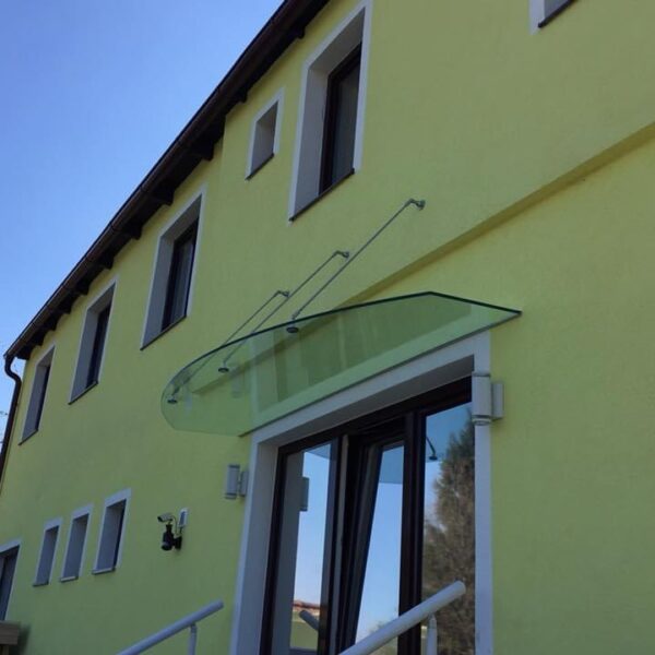 Abgehängtes Vordach